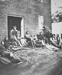 1863年5月、チャンセラーズビルの戦いで負傷した兵士たち（モノクロ写真 作： American Photographer