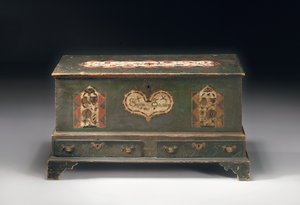 1790年、ペンシルベニア州ランカスター郡のスサナシェブレンに刻まれた、ペンキで装飾されたリフトトップの持参金箱 作： American School