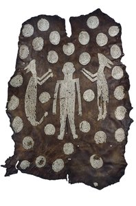 16世紀初頭から17世紀初頭にかけてバージニア州出身の北アメリカインディアン、チーフポウハタンズマントル（シェルパターンの鹿皮） 作： American School