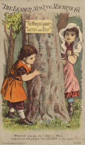 ツリーでかくれんぼをしている子供たち 作： American School