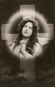 十字架の前で祈る敬虔な女性 作： American School