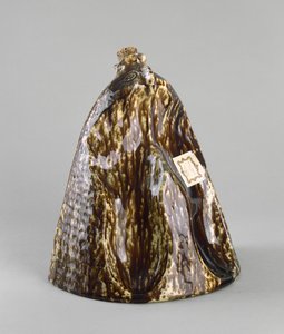 フットウォーマー、c。 1847-1858（ロッキンガム釉陶器）