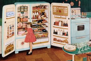 食べ物が詰まった巨大な冷蔵庫からピンクのケーキを取り出す女の子 作： American School