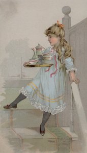 トレイにコーヒーのポットを運ぶ少女