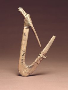 オヒョウ釣り針、1800年頃（木材とトウヒの根） 作： アメリカの学校