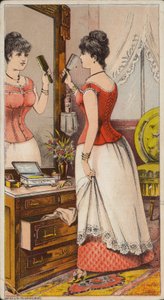 衣服の下を着て鏡で見ている女性