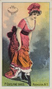 モップハットのブーツを眺めている女性