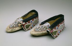 モカシン、チペワ族、1835年頃（バックスキン、グラスビーズ、コットン、シルク生地、リボン 作： American School