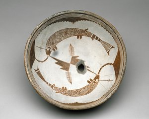 2つのフックされた魚のモゴロンボウル、スタイルII、1025-1150（バイクロームスリップ塗装の陶器）