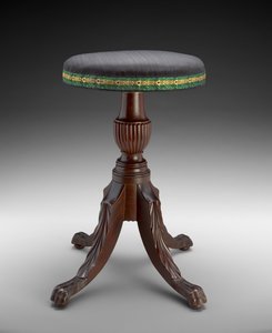 ミュージックスツール、c.1810-15（マホガニー、リネンウェビング、馬の毛、スチール） 作： American School