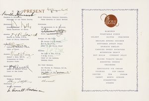 ウィンストン・チャーチルとフランクリン・D・ルーズベルトがサインした印刷されたメニュー、1943年8月9日付、ニューファウンドランドのシップスハーバーにある米旗艦オーガスタ号。チャーチルとルーズベルトの初の公式会談であり、米国との同盟の前段階である「大西洋憲章」が作成されました。 作： American School