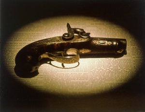 1865年4月14日、ジョン・ウィルクス・ブース（1838-65）がエイブラハム・リンカーン（1809-65）を暗殺するために使用した44口径のデリンジャー（ミクストメディア）。 作： American School