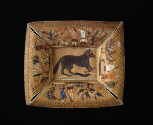 トレイ、1840年頃（白樺の樹皮と染めたヘラジカの毛） 作： アメリカの学校