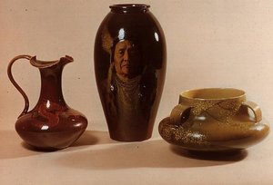 W.P.マクドナルドのサイン入りネズパース族酋長ジョセフの肖像の花瓶、Albert R.Valentienのイニシャルが入った龍のモチーフの水差し、日本の花のモチーフの鉢（陶磁器 作： American School