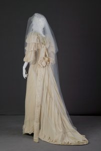 ウェディングドレス、1892年 作： American School
