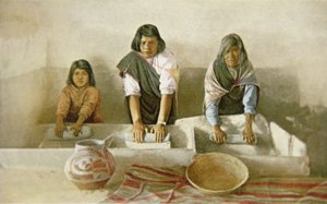 トウモロコシを挽く女性たち、ラグナのプエブロ、1905年頃（カラーリトグラフ 作： American School