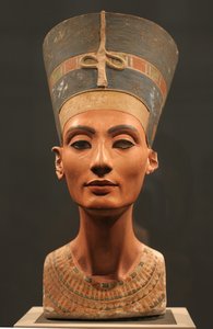 ネフェルティティバスト、紀元前1350年頃 作： Ancient Egypt