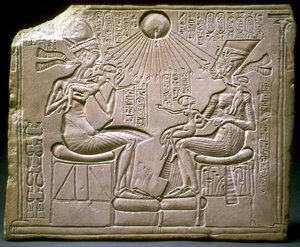 王室：アヘナテン、ネフェルティティとその子供たち、紀元前1350年頃 作： Ancient Egypt