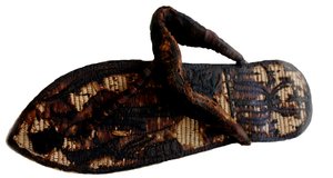 拘束された囚人とセマタウのシンボルで装飾されたツタンカーメンのサンダル、14世紀。紀元前 作： Ancient Egypt