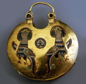 ゴールドペンダントコルト、シリン鳥、11〜12世紀 作： Ancient Russian Art