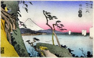 地理日本。由比、猿賀湾を見下ろす佐田峠からの雪化粧した富士の眺め。(17合目）。広重による木版画：東海道五十三次（1833-1834）。日本、1900年頃（絵葉書） 作： Ando or Utagawa (after) Hiroshige