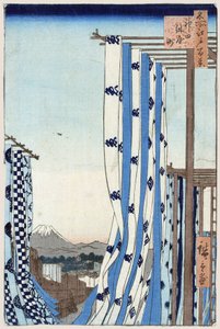 日本の版画：神田の染物屋街（東京、日本）。 背景には富士山が見えます。 名所江戸百景シリーズ。 （神田の染屋街。名所江戸百景）。 歌川広重 (1797-1858) の作品、彫刻 作： Ando or Utagawa Hiroshige