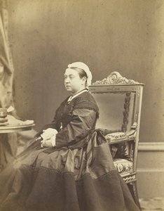 1866 年 12 月、ヴィクトリア女王陛下。 作： Andre Adolphe Eugene Disderi