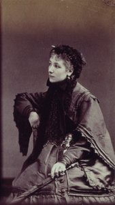 街の衣装を着たサラ・ベルナール（1844-1923）のポートレート 作： Andre Adolphe Eugene Disderi