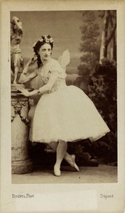 バレエ ディアヴォリーナでのバレエ ダンサー、マルファ ムラヴィエワ 1838 ～ 1879 年の肖像画、1863 年。 作： Andre Adolphe Eugene Disderi