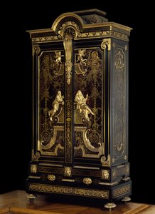 ルイ14世様式の家具（1661年～1715年）：アスパシエとソクラテスの像をあしらったワードローブ 樫の木、黒檀、金箔で作られたアンドレ・ブール（1642年～1732年）の作品 Vers 1710 Paris.ルーヴル美術館 作： Andre Charles Boulle
