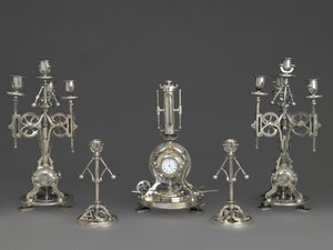 ファイブピース・クロック・ガーニチュール 1880年頃（シルバーブロンズ、ガラス、紙 作： Andre Romain Guilmet
