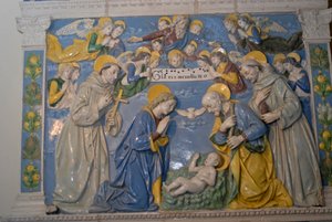 聖フランチェスコと聖アンソニーのいる降誕祭」アンドレア・デッラ・ロッビア作 釉薬を塗ったテラコッタ イタリア、トスカーナ州キウジ・デッラ・ヴェルナのラ・ヴェルナの聖域にて