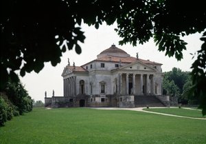 イタリアの建築家アンドレア・パラディオ（1508-1580）が1567-1570年に作り、ヴィンチェンツォ・スカモッツィ（1552-1616）が1591年に完成させたロトンダと呼ばれるアルメリコ・カプラの別荘の眺め、イタリア・ヴィチェンツァ（View of the villa Almerico Capra or La rotonda by Andrea Pa 作： Andrea and Scamozzi Vincenzo Palladio