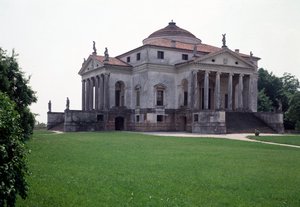 イタリアの建築家アンドレア・パラディオ（1508-1580）が1567-1570年に作り、ヴィンチェンツォ・スカモッツィ（1552-1616）が1591年に完成させたロトンダと呼ばれるアルメリコ・カプラの別荘の眺め、イタリア・ヴィチェンツァ（View of the villa Almerico Capra or La rotonda by Andrea Pa 作： Andrea and Scamozzi Vincenzo Palladio