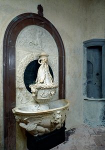 メディケウス時代の紋章の要素を持つ聖水盤 1430年頃（大理石製 作： Andrea del (attr. to) Verrocchio