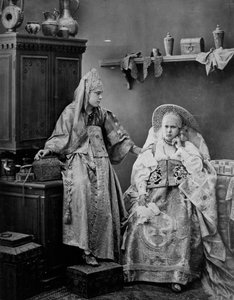 ロシアのドレスを着た女の子、c1870s-c1880s。 作： Andrei Osipovich Karelin