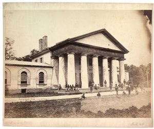 アーリントンハウスの前、1864年6月28日（セピア写真） 作： Andrew Joseph Russell