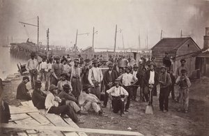 バージニア州アレクサンドリア、クォーターマスターズ ワーフの労働者、1863 ～ 65 年。 作： Andrew Joseph Russell.