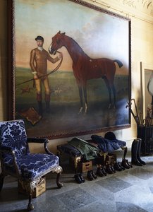 ジェームズ・シーモア作「Flying Childers」（1722-25年頃）の前に立つフロントホールの子供用ジョードパーブーツの列（写真）。