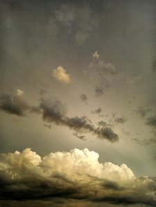 ドラマチックな黄金色の雲の風景 作： Angelo Cerantola