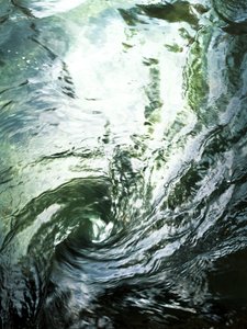 水の流れを映す 作： Angelo Cerantola