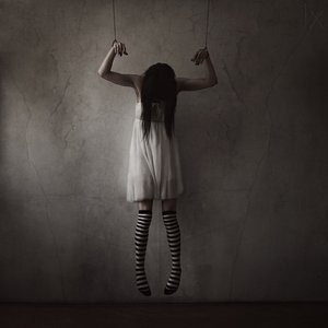 不気味な人形の少女