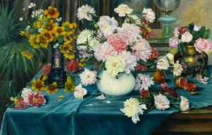 青い布で覆われたテーブルの上の花瓶に牡丹、バラ、その他の花、1913