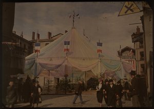 未知のフランスの都市の広場にあるパーティー テント 作： Anonymous