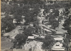 空から見た涅槃像と仏塔