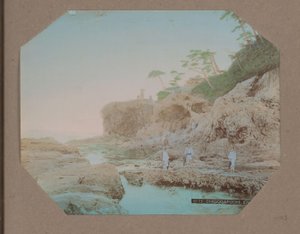江ノ島稚児ヶ淵の海岸の男女 作： Anonymous
