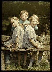 テニス ラケットを持つ 2 人の女の子とテニス ボールを持つ男の子の肖像画 作： Anonymous