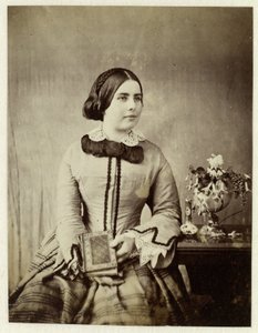 本を持っている見知らぬ女性のスタジオ ポートレート 作： Anonymous