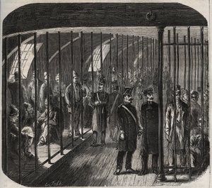 1851年12月8日の政令に基づき、トゥーロンからカイエン（ガイアナ）への護送中に船内に到着した軍人たち。ピエール・ザッコーネ（1817-1895）の「Histoire des bagnes depuis leur création à nos jours」（1877年）に掲載されている版画（コロニア・ペナーレ-ペナル・コー
