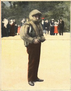 航空。飛行士を落下から守るために作られたエアスーツ。1910年10月16日、「Le petit parisien」誌に掲載された写真。個人蔵。 作： Anonymous Anonymous